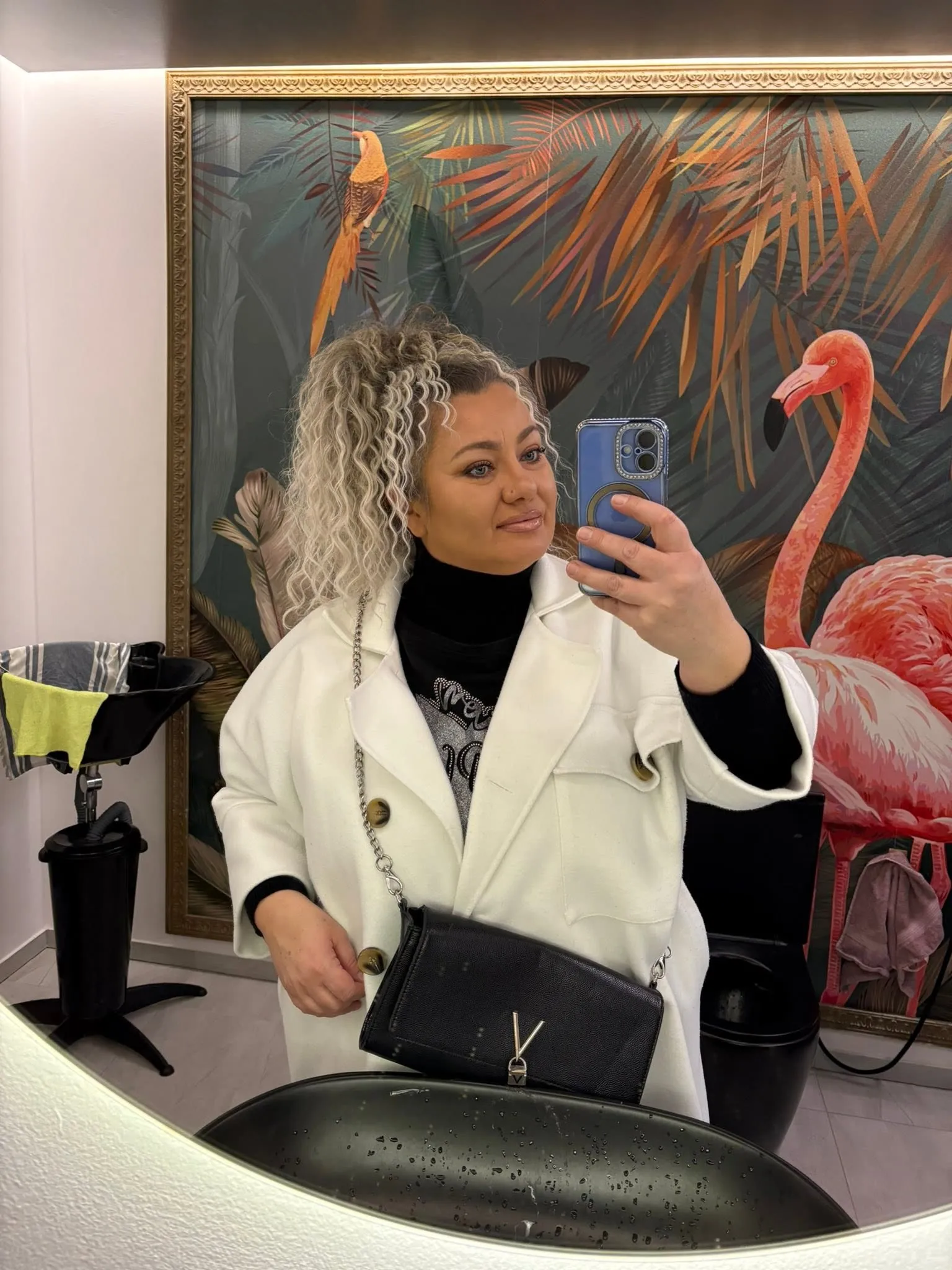 Afroloki w kolorze platynowy blond — zagęszczanie włosów